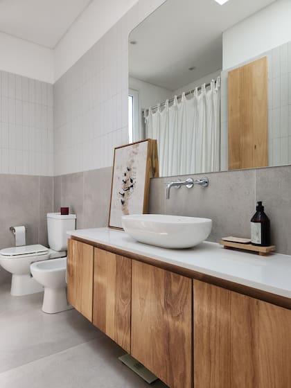 En la planta alta, además de las tres habitaciones, construyeron un baño completo. Vanitory a medida (Estudio Cuis), obra de Mundo Apología.