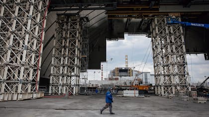 En la planta avanza la construcción del sarcófago sobre el reactor 4