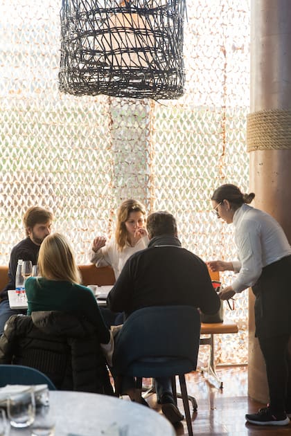 En la planta baja de un edificio de oficinas, el lugar es frecuentado por gente del barrio, amantes del pescado y seguidores de la cocina de Liporace.