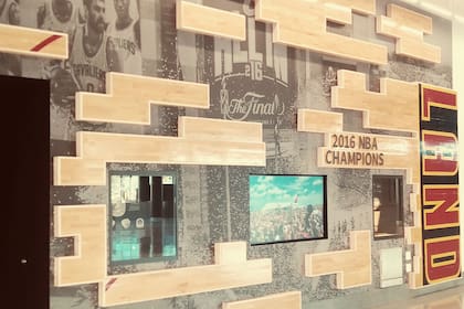 En la planta baja del estadio, un televisor ofrece imágenes del único título de la NBA de los Cavaliers, junto al trofeo y una réplica del anillo; para la decoración se utilizó el parquet de ese partido histórico