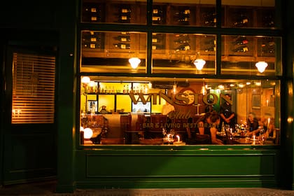 En la planta baja funciona un bar de tragos y bocados para compartir; en el primer piso, un living con menú degustación y una ambientación inspirada en los clubes ingleses.