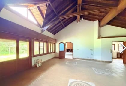 En la planta baja hay un living, un atelier, un comedor, un toilette de recepción, un escritorio, una cocina y un lavadero