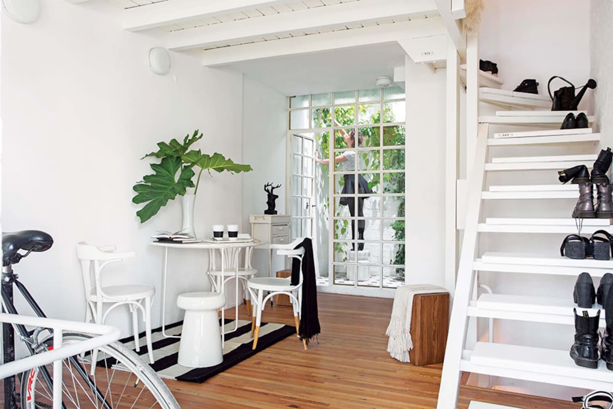 En la planta baja se colocó piso de madera para darle calidez al ambiente