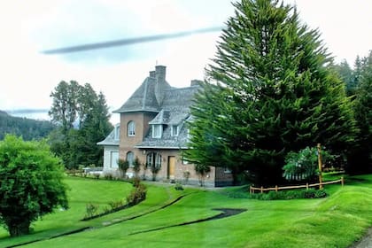 En la planta superior, con vista al lago, se encuentran los dormitorios y la terraza, y en la planta baja, el comedor, el living y otra sala con obras de arte