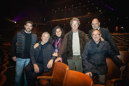 En la platea del Gran Rex, antes de una de las funciones de Charlie y la fábrica de chocolate, el equipo de producción se entusiasma con el desafío de llevar Frozen, el musical a ese mismo escenario