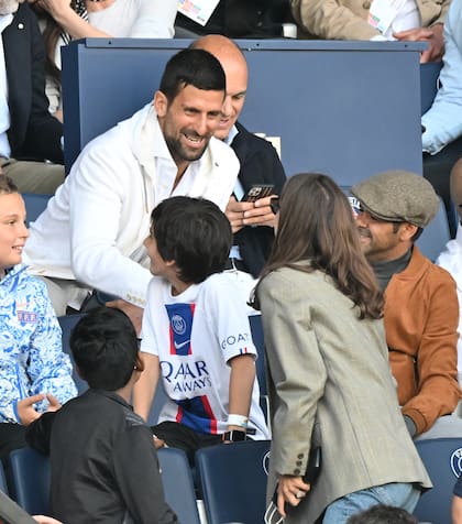En la platea, Portman se encontró con el tenista Novak Djokovic y el actor francés Jamel Debbouze, a quienes saludó efusivamente.