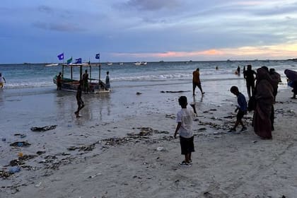 En la playa de Mogadiscio puedes ver cómo la ciudad cobra vida