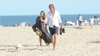 En la playa. Eduardo Celasco y Vito Rodríguez disfrutan de días de sol, en Punta del Este