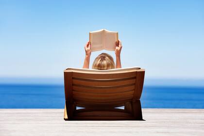 En la playa, frente al río, de cara a la montaña, en el balcón o en la terraza, las vacaciones son el momento ideal para reencontrarse con los libros. A continuación, una guía de títulos impostergables