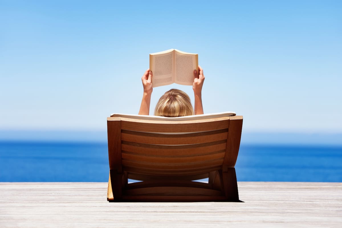 En la playa, frente al río, de cara a la montaña, en el balcón o en la terraza, las vacaciones son el momento ideal para reencontrarse con los libros. A continuación, una guía de títulos impostergables