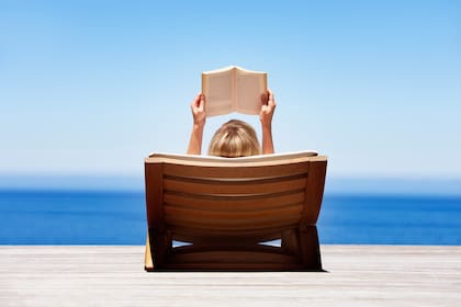 En la playa, frente al río, de cara a la montaña, en el balcón o en la terraza, las vacaciones son el momento ideal para reencontrarse con los libros. A continuación, una guía de títulos impostergables
