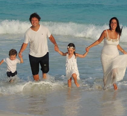 En la playa, junto a sus esposa y sus hijos que en ese momento tenían 2 y 4 años.
