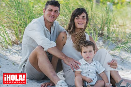 En la playa, Tomás posa con su mujer Pancha, con quien lleva siete años, y su hijo Baltazar.