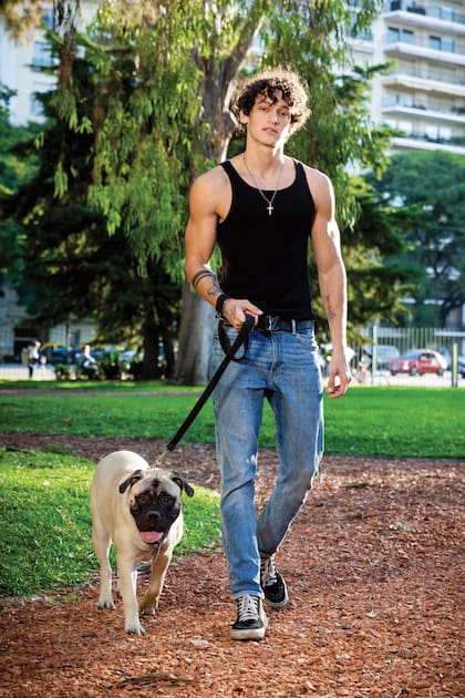 En la Plaza Alemania, paseando a su perra Kala, de diez meses, mezcla de bulldog y mastín inglés. “Tengo seis o siete tatuajes. Uno de ellos dice ‘familia’ en chino, y también tengo tres espadas por mis hermanos India, Teo y Noé y los años de nacimiento de mis padres: 1971 y 1977”.