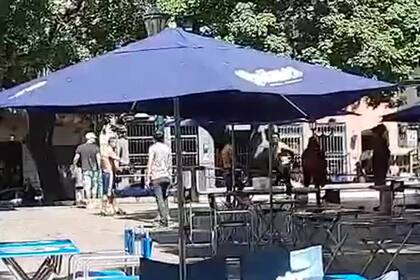 En la Plaza Dorrego aseguran se juntan los falsos "trapitos", quienes perpetran arrebatos a turistas y vecinos, además de amenazar a los automovilistas