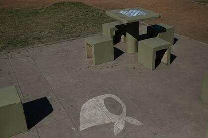 En la plaza hay pañuelos blancos pintados