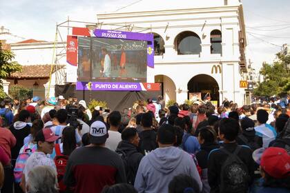 En la Plaza Independencia, de Salta, se pasó de la alegría a la decepción