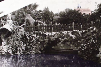 En la Plaza Intendente Alvear (m{as conocida como Plaza Francia), de Recoleta, no solo se instaló un lago, sino también una gruta para el esparcimiento de los vecinos