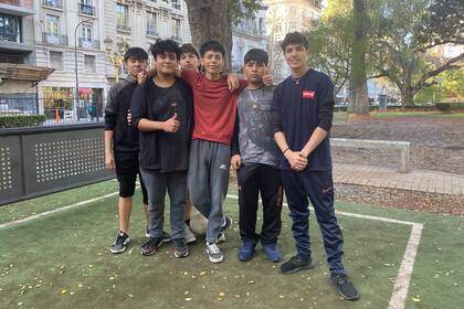 En la plaza Rodríguez Peña, un grupo de jóvenes expresa sus preferencias políticas