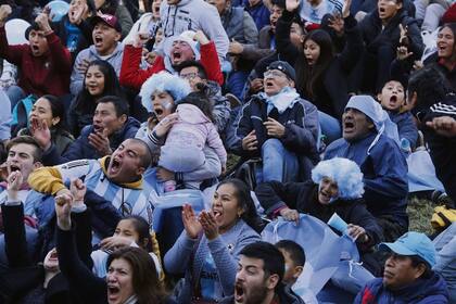 En la Plaza San Martín, ayer, miles de personas se reunieron para ver el partido en una pantalla gigante