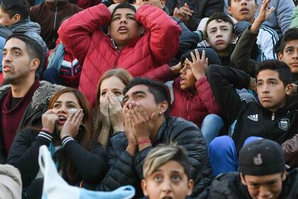 En la Plaza San Martín, de Retiro, una multitud sufrió a la par de los errores en el campo de juego ruso