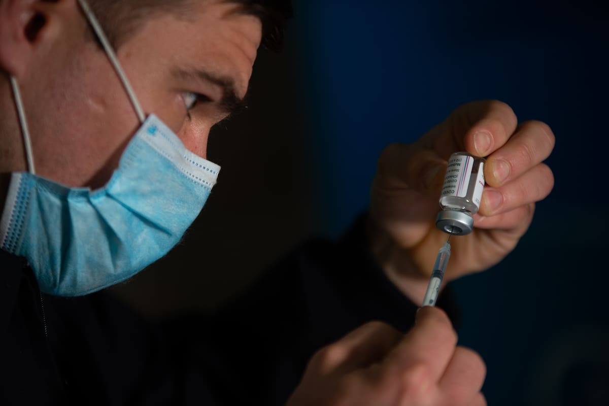 En la población entre la que crecen los casos de Covid muchos tienen solo una dosis de vacuna