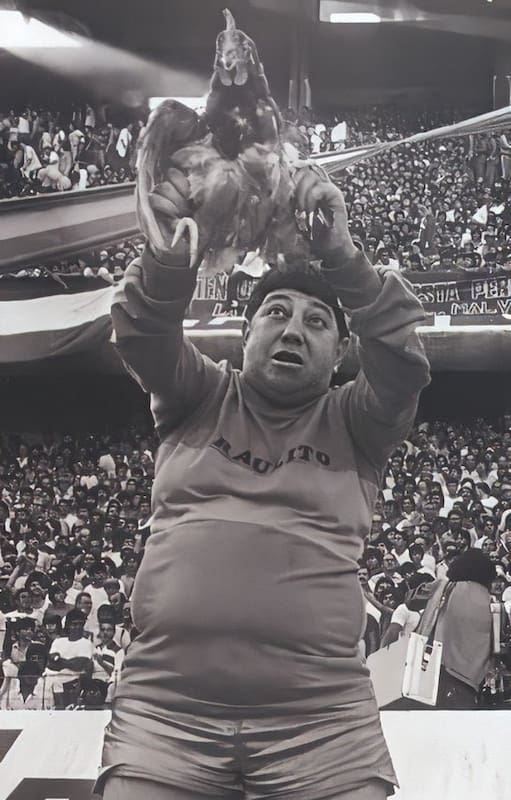 En la popular de Boca Juniors, con una gallina en sus manos