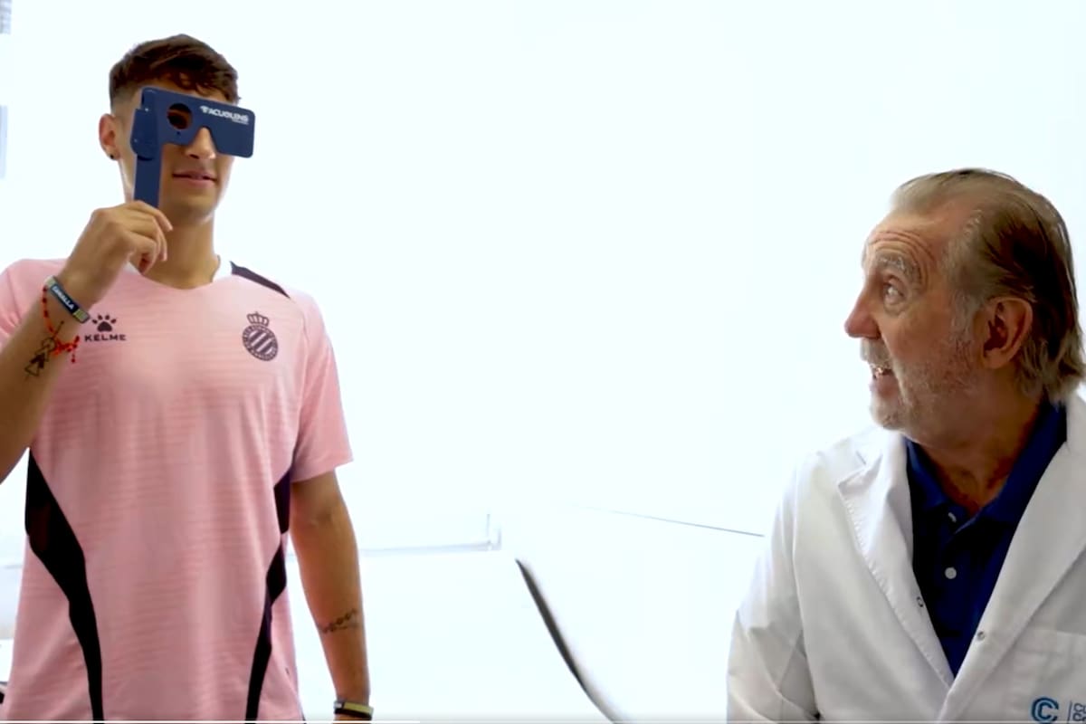 En la presentación en las redes sociales del club Espanyol, Alejo Véliz y su "oculista".