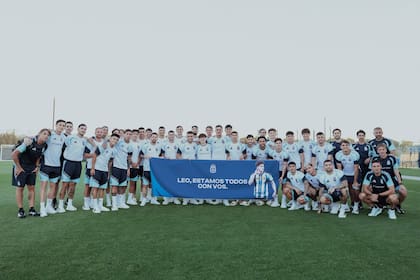 En la previa a aquel debut frente a Argelia, la selección argentina posó con una pancarta dedicada a Leo Balerdi, que iba a jugar su primera Copa del Mundo y quedó descartado por un desgarro.