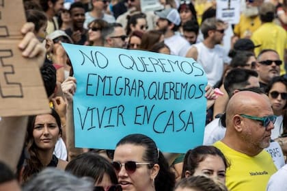 En la previa al verano boreal, masivas manifestaciones en Canarias por el turismo en las islas