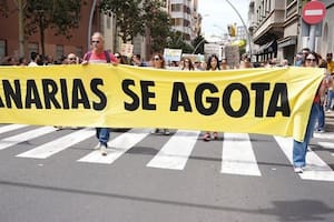 En la previa al verano boreal, masivas manifestaciones en Canarias por el turismo multitudinario en las islas