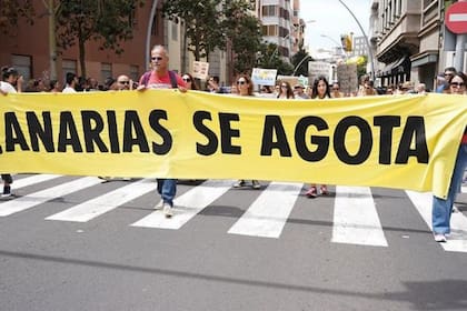 En la previa al verano boreal, masivas manifestaciones en Canarias por el turismo multitudinario en las islas