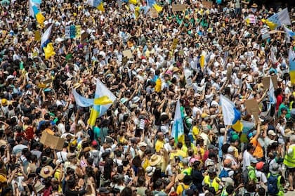 En la previa al verano boreal, masivas manifestaciones en Canarias por el turismo en las islas