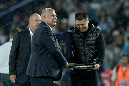 En la previa, Claudio Tapia fue reprobado en la Bombonera cuando recibió un reconocimiento de Juan Román Riquelme.