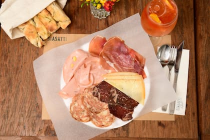 En la previa de las pastas, se puede comer un buen antipasto en Biasatti