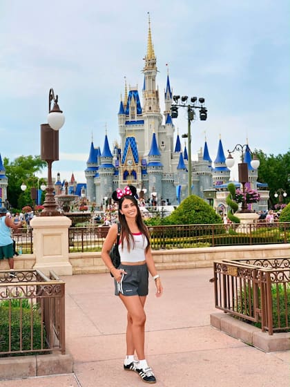 En la previa del debut de la selección argentina en el Mundial, Anto Roccuzzo visitó Disney (Foto: Instagram @antonelaroccuzzo)