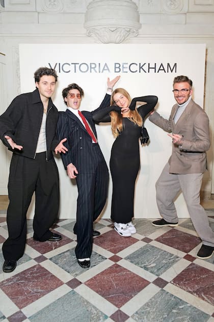 En la previa del desfile de Victoria Beckham, en el Fashion Week de París, en 2024, Harper posa debajo del nombre de su famosa madre con sus hermanos Brooklyn Cruz y su padre, David. “Está muy protegida y su familia la quiere mucho”, dicen de ella