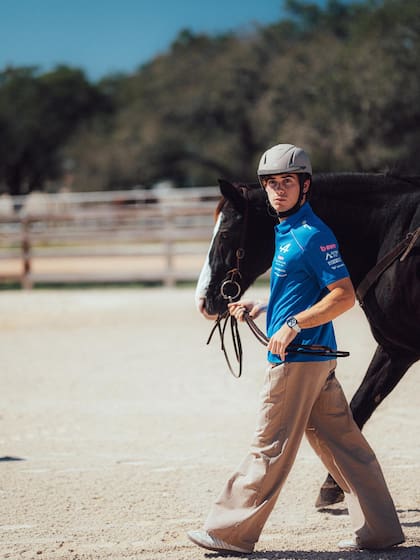 En la previa del Gran Premio de Estados Unidos, Franco Colapinto vivisó un rancho de Austin y anduvo a caballo (Foto: Instagram @alpinef1team)