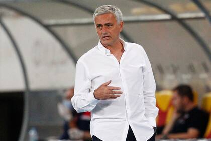 En la previa del partido José Mourinho pidió que agranden los arcos porque sus arqueros notaron que las medidas no eran las correctas