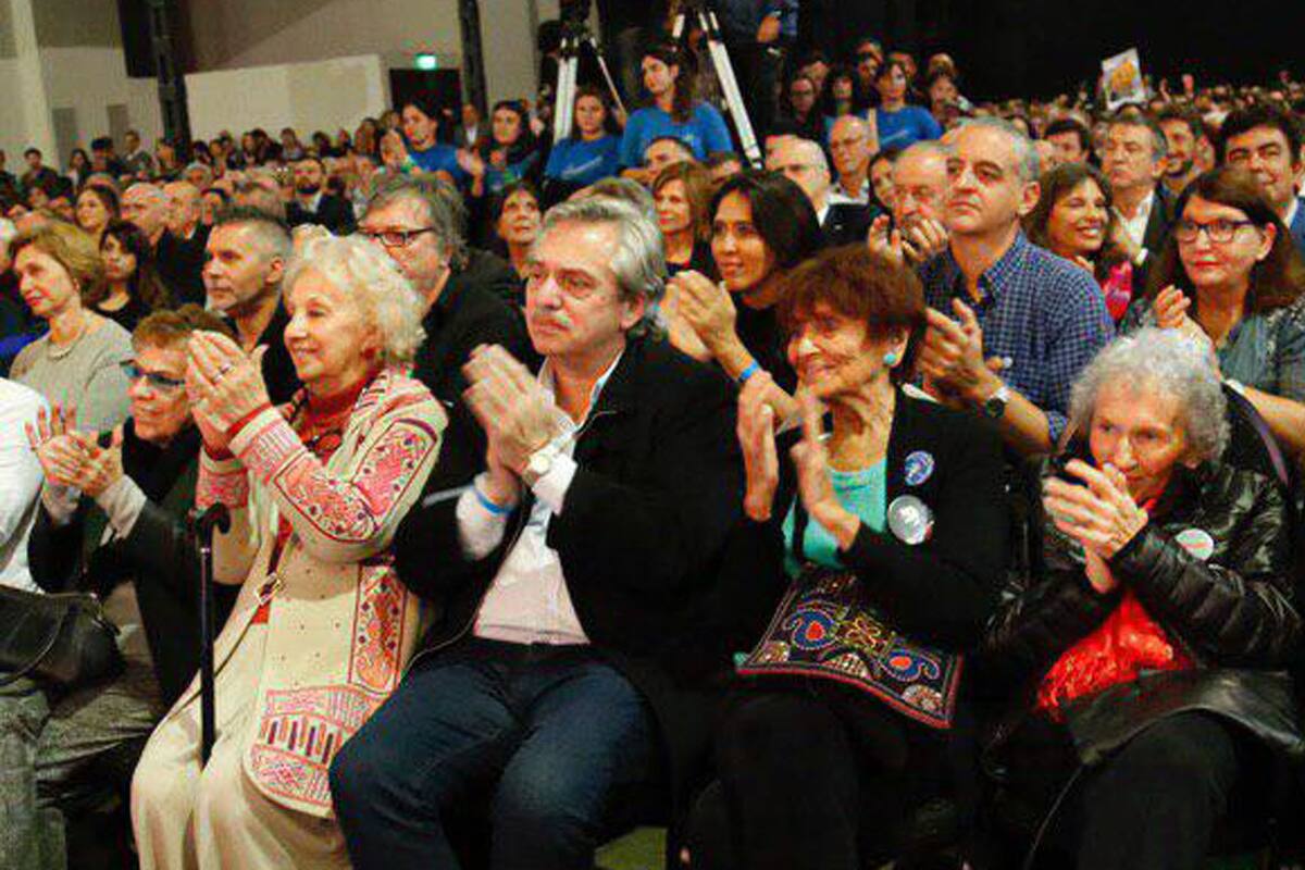 En la primera fila de la presentación del libro de Cristina Kirchner