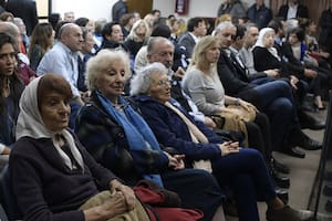 En la primera fila de sillas destinadas al público estuvieron Estela de Carlotto, Hebe de Bonafini y Taty Almeida; también la acompañaron intendentes, exfuncionarios y figuras de La Cámpora