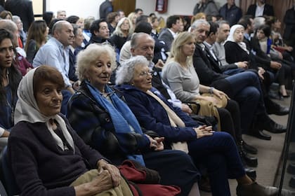 En la primera fila de sillas destinadas al público estuvieron Estela de Carlotto, Hebe de Bonafini y Taty Almeida; también la acompañaron intendentes, exfuncionarios y figuras de La Cámpora