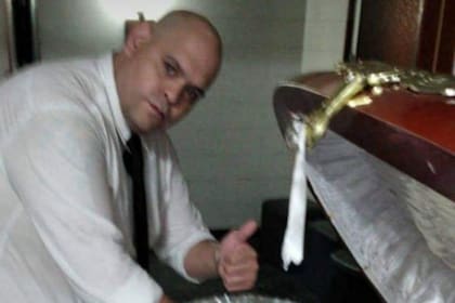 En la primera foto que se viralizó aparece Diego Molina, un empleado colaborador de la funeraria