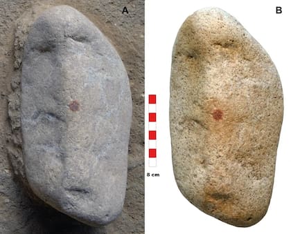 En la primera imagen se ve a la roca recién excavada. En la segunda dentro del laboratorio