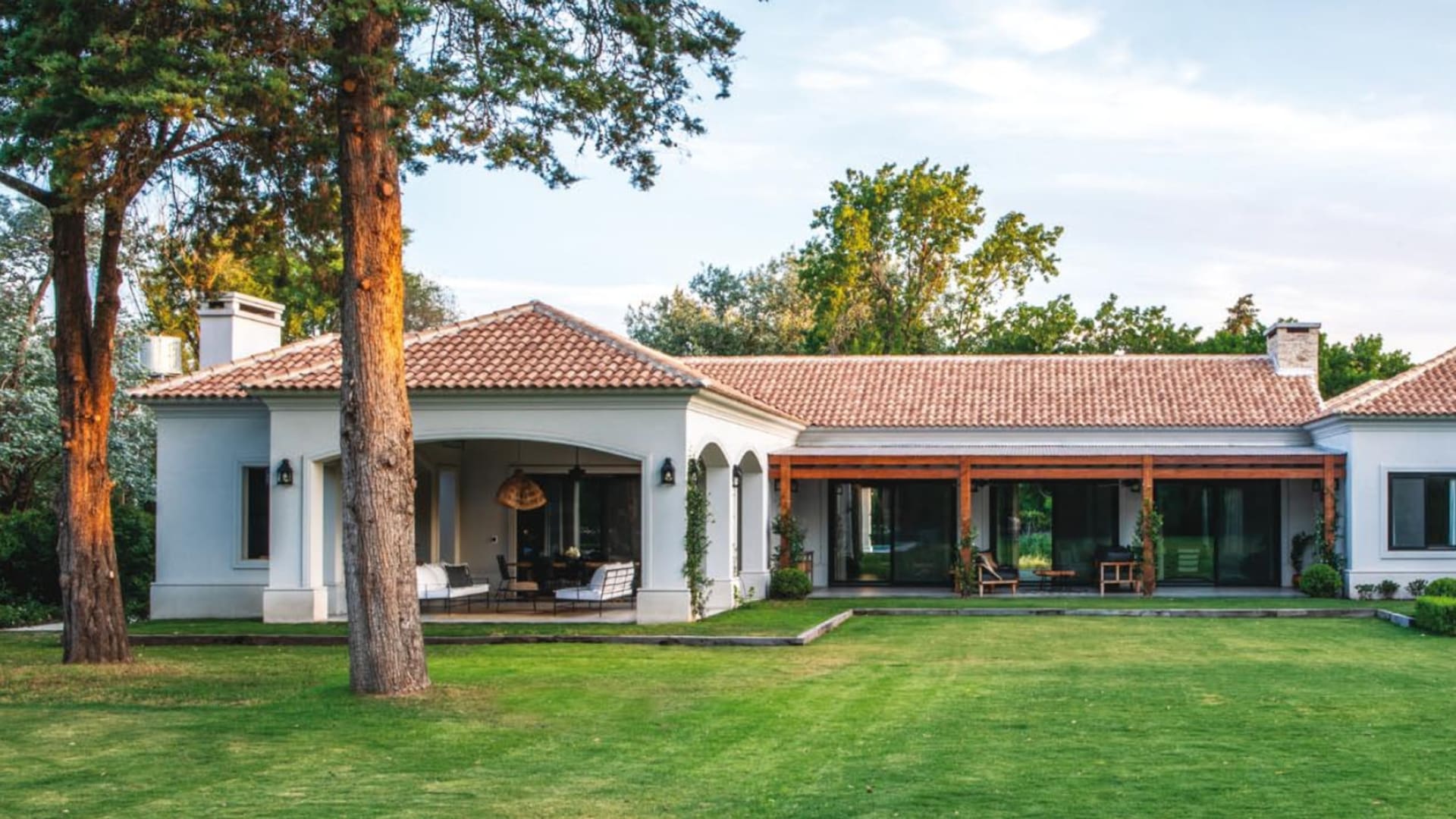 Una casa de techo a dos aguas que tentó a una familia a quedarse en el campo