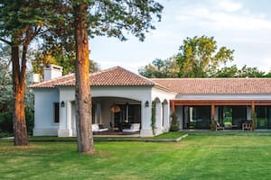 En la primera reunión con los arquitectos, los dueños fueron categóricos: querían una casa de una planta, con techo a dos aguas, clásica, pero con toques de diseño.