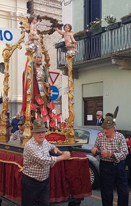 En la procesión, los fieles sacan a la calle al santo de la comuna, San Maurizio martire