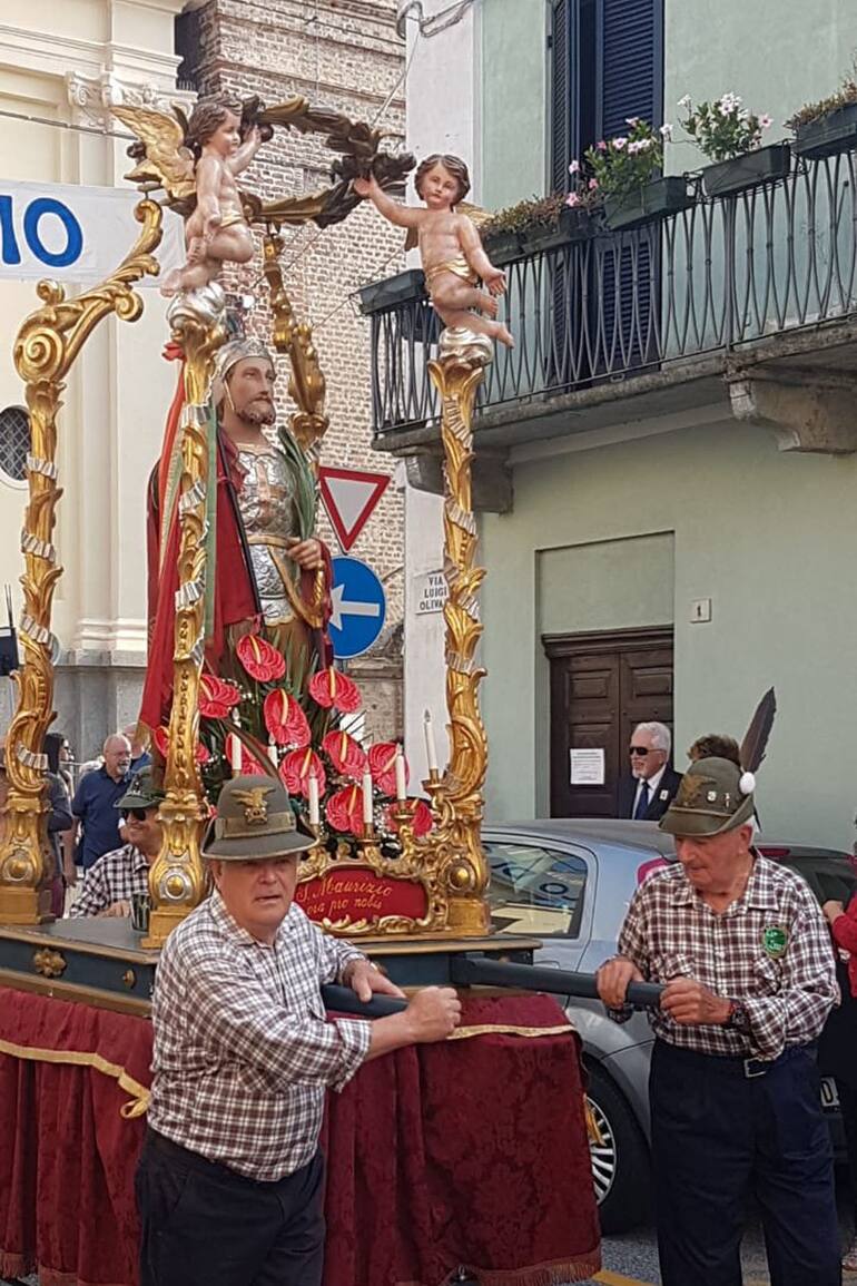 En la procesión, los fieles sacan a la calle al santo de la comuna, San Maurizio martire