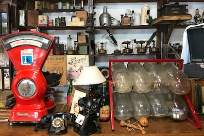 En La Protegida hay objetos antiquísimos, fotografías, artículos de viejos almacenes y pulperías