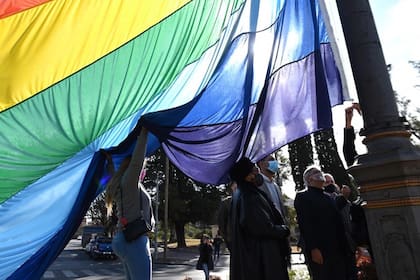 En la provincia de Córdoba un grupo quiso sacar la bandera izada en Parque Sarmiento por el Día Internacional del Orgullo